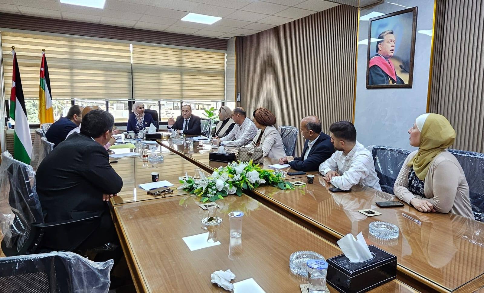 /PhotoGallery/جلسة حوارية توعوية في عمادة شؤون الطلبة حول الحقوق والواجبات ومدونة السلوك الوظيفي (4).jpg